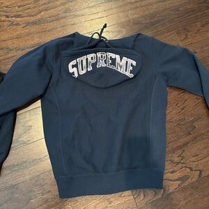 SUPREME HOODIE WITH DAZZLING DETAILS! - barely worn